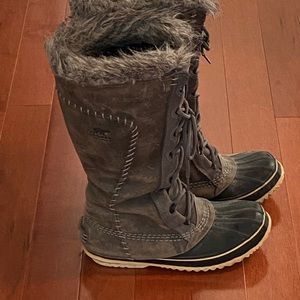 Used sorel Joan of arc boots. Size 6.5 but fit like a 7